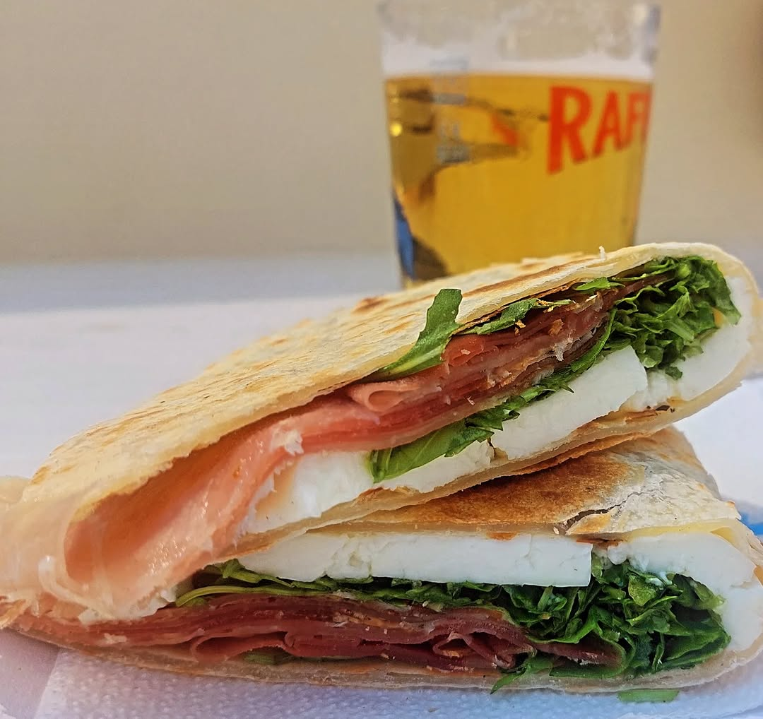 Piadine e pranzo leggero al bar di Baia Vallugola