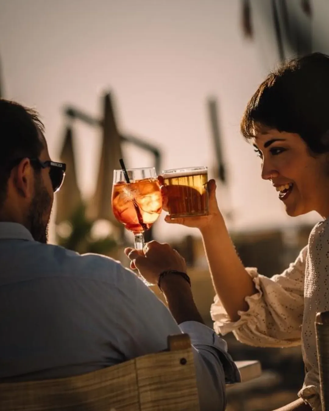 Cocktail e aperitivi al tramonto al bar di Baia Vallugola a Gabicce Mare