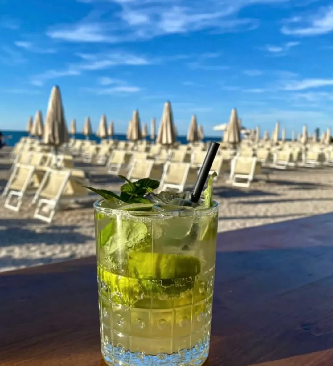 Il bar di Baia Vallugola con vista mare e colazioni, pranzi leggeri, aperitivi a Gabicce Mare