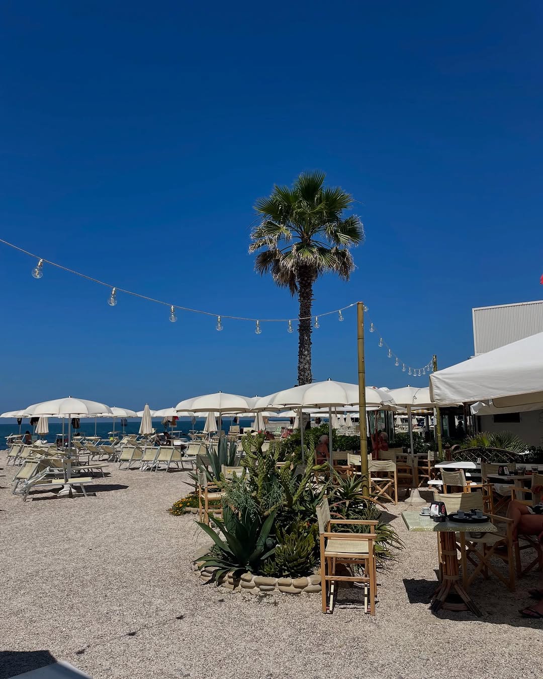 Veduta aerea della baia e della spiaggia di Vallugola a Gabicce Mare
