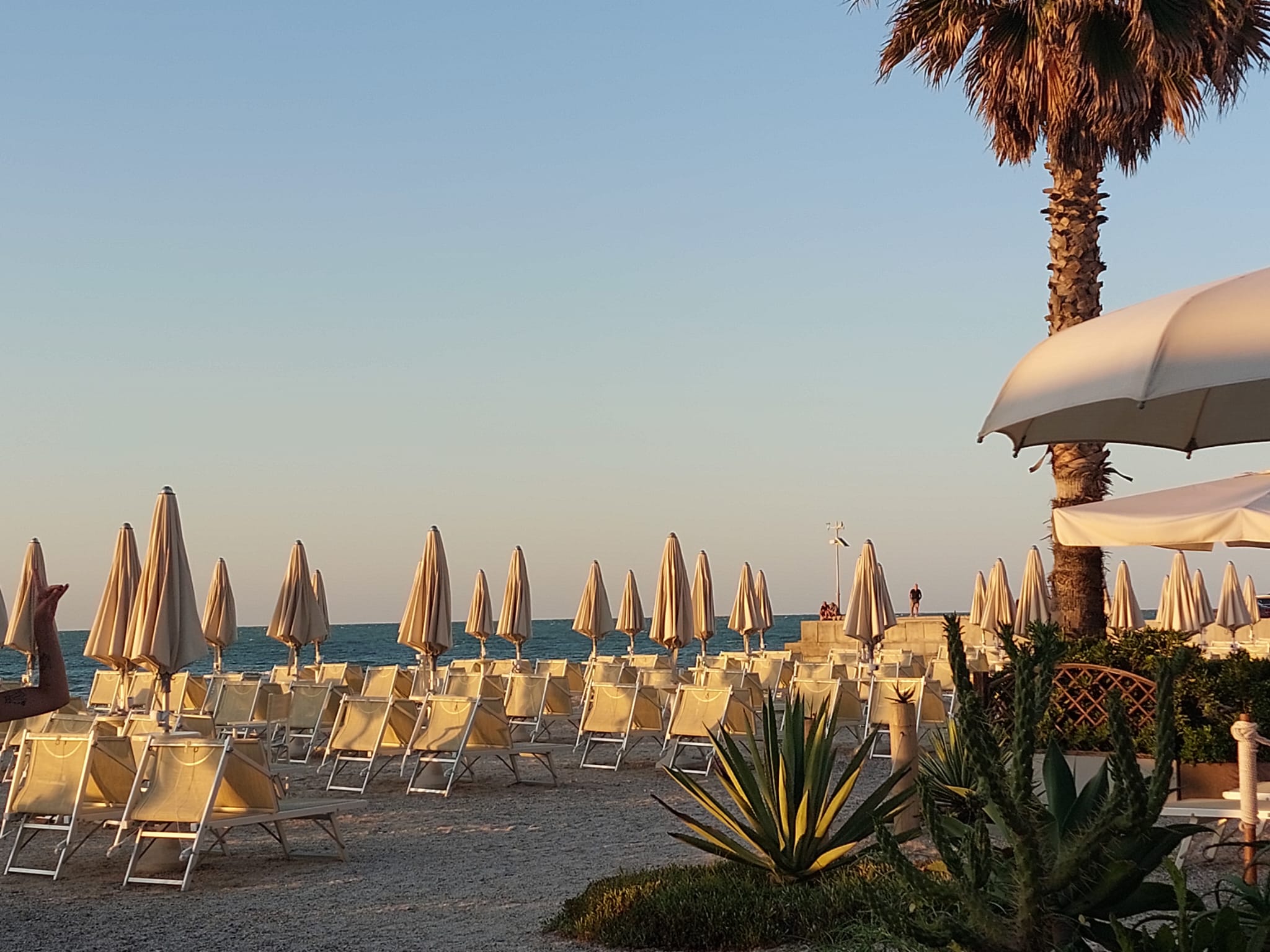 Area relax con lettini fronte mare a Baia Vallugola