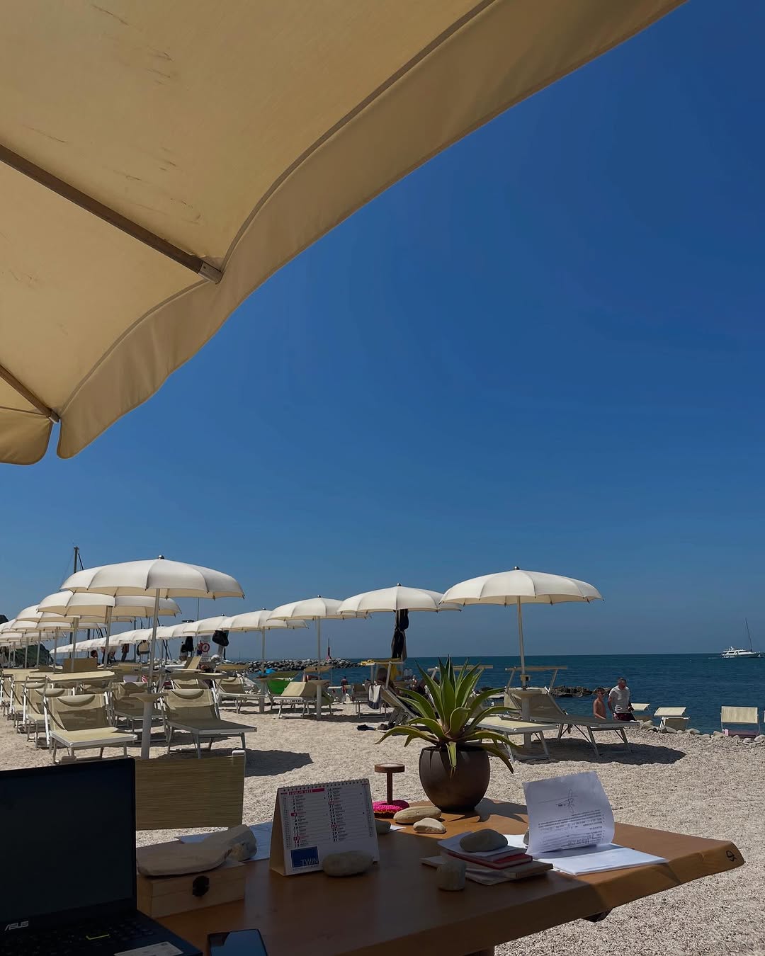 Veduta aerea della baia e della spiaggia di Vallugola a Gabicce Mare